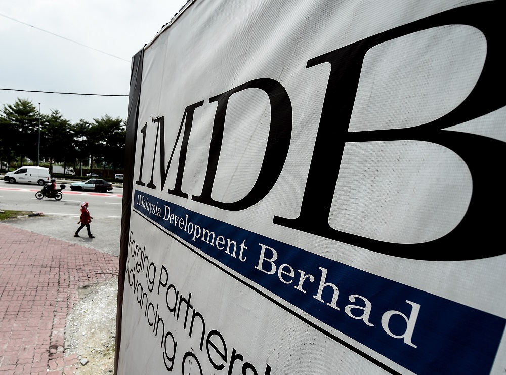 Bekas anak syarikat 1Malaysia Development Berhad (1MDB), SRC International Sdn Bhd menolak dakwaan yang mengakibatkan kesan kewangan dan reputasi negatif kepada perniagaannya dalam percubaan untuk menjejaskan kerajaan secara politik. – Gambar fail AFP, 21 Oktober, 2015.