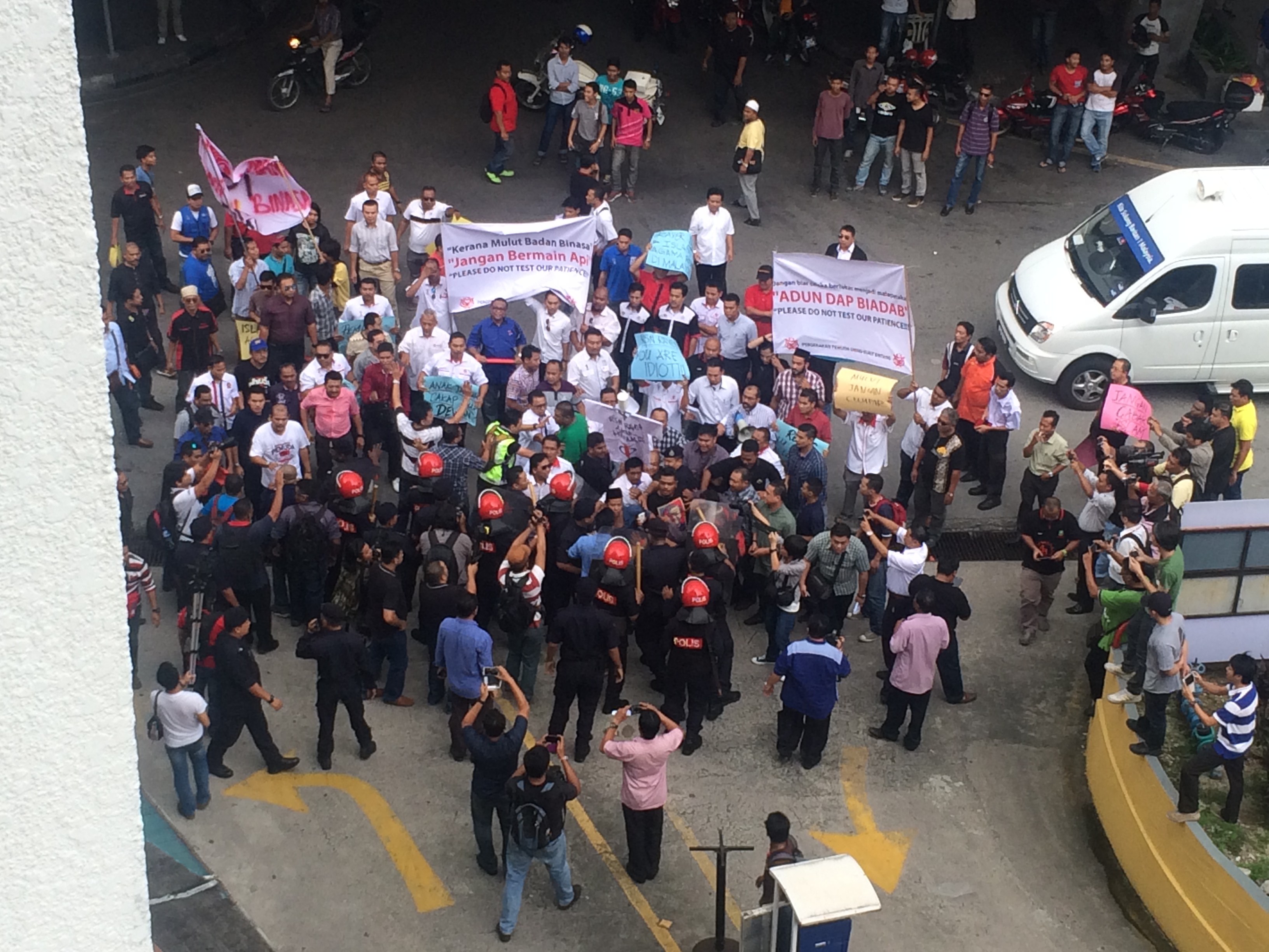 Armed with banners, some 50 Federal Territory (FT) Umno Youth members protested in front of the DAP headquarters in Jalan Yew in Kuala Lumpur this afternoon before handing over a memorandum to party strategist Dr Ong Kian Ming. – Pic courtesy of Ong Kian Ming, May 22, 2014.