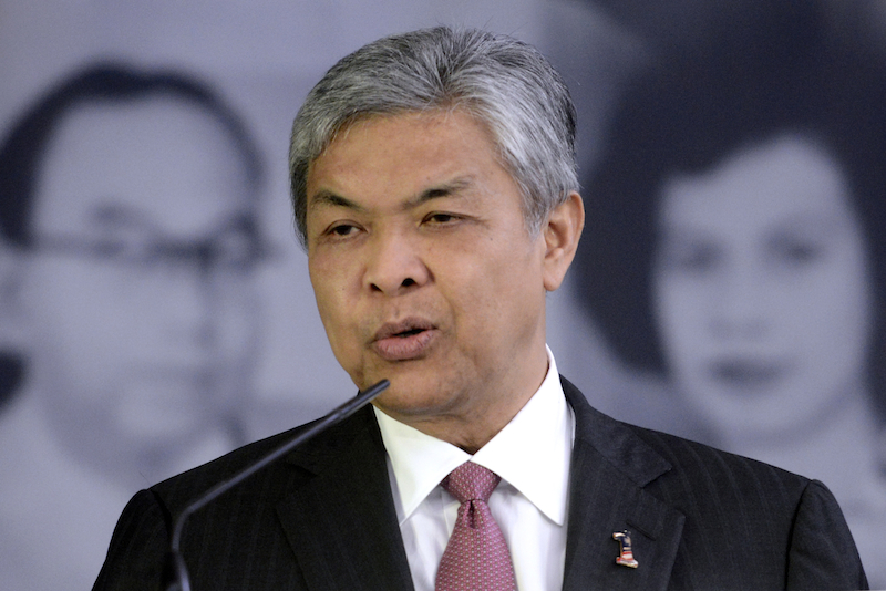 Timbalan Perdana Menteri Datuk Seri Ahmad Zahid Hamidi berkata, keputusan pengambilan pekerja asing akan diputuskan selepas pertimbangan teliti kerajaan termasuk sistem levi. – Gambar fail The Malaysian Insider, 19 Februari, 2016.