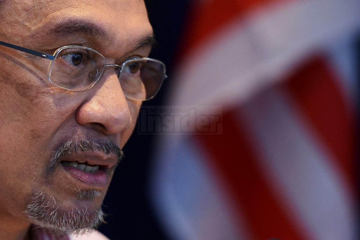 ​Datuk Seri Anwar Ibrahim hari ini menyatakan sokongan beliau untuk pembangkang bekerjasama dengan Tun Dr Mahathir Mohamad menggulingkan Datuk Seri Najib Razak. – Gambar fail The Malaysian Insider, 3 Mac, 2016.