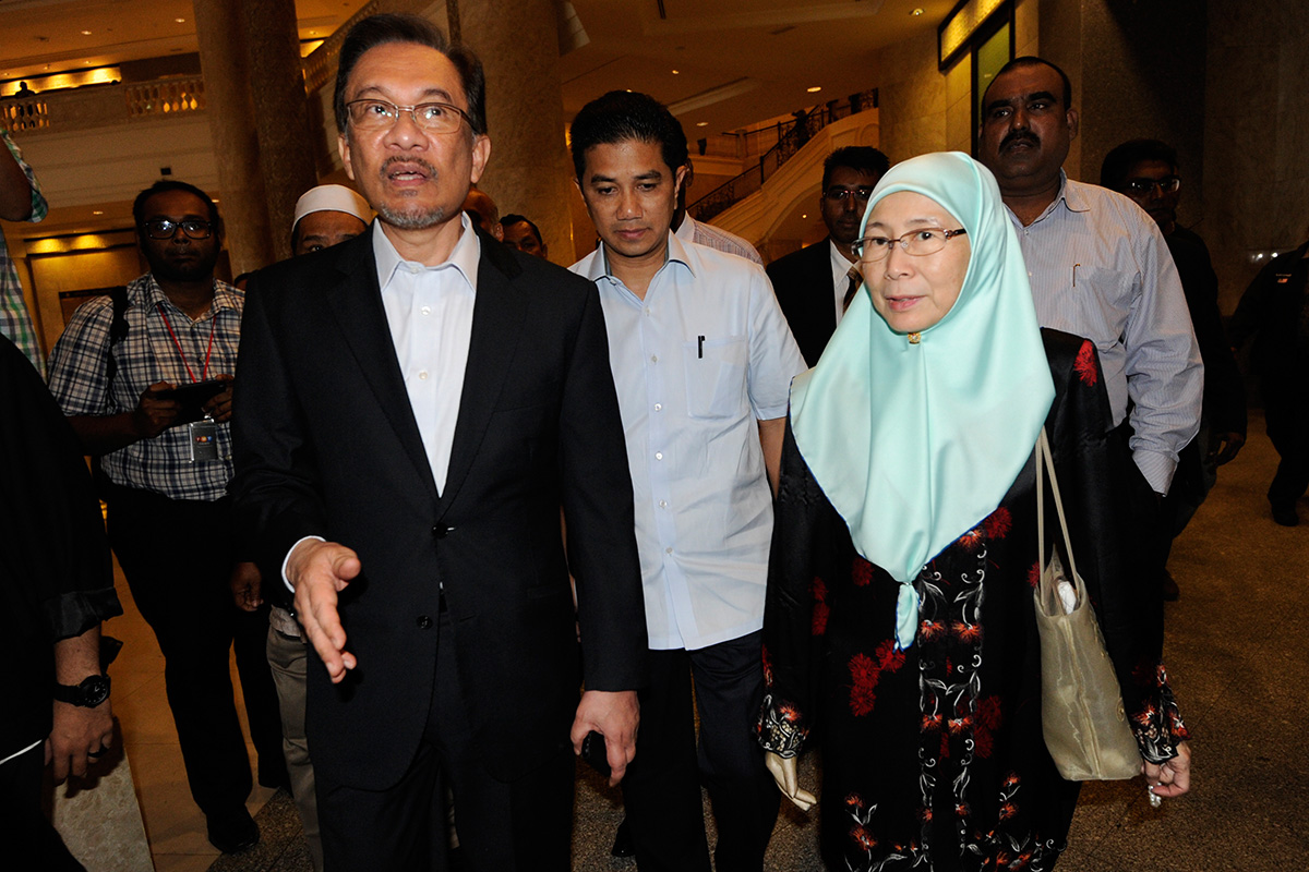 Malaysian opposition leader Datuk Seri Anwar Ibrahim (left) and his wife Datuk Seri Dr Wan Azizah Wan Ismail at the Federal Court in Putrajaya, outside Kuala Lumpur, today. – The Malaysian Insider by Najjua Zulkefli, October 28, 2014.