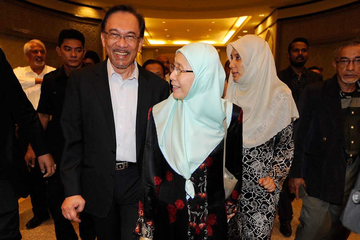 PKR's Datuk Seri Anwar Ibrahim is seen here with his wife and party president Datin Seri Wan Azizah Wan Ismail leaving the Federal Court last October after the first day of the appeal hearing. – The Malaysian Insider pic, January 26, 2015.