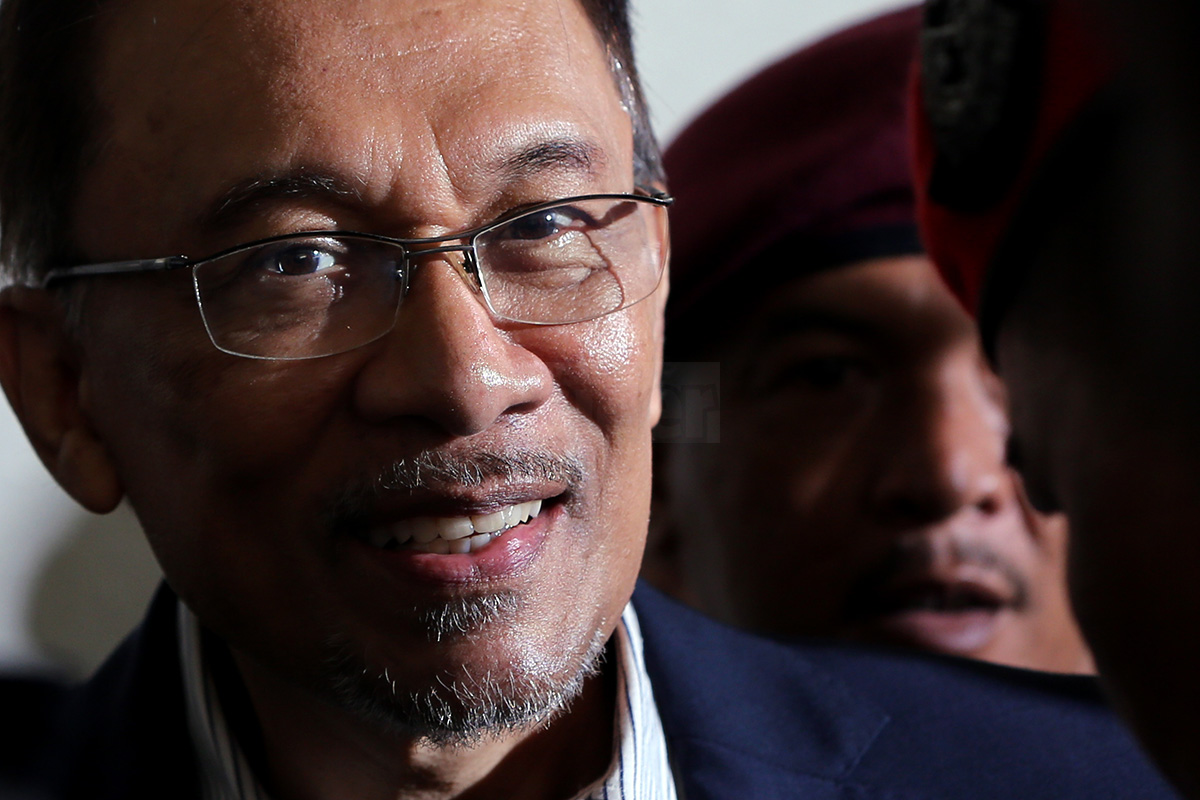 Datuk Seri Anwar Ibrahim menghantar perutusan selepas mendengar Tun Dr Mahathir Mohamad disoal siasat polis, mengatakan bekas perdana menteri itu tidak bersalah kerana bertanya dan mengkritik Datuk Seri Najib Razak tentang 1MDB. – Gambar fail The Malaysian Insider, 7 November, 2015.