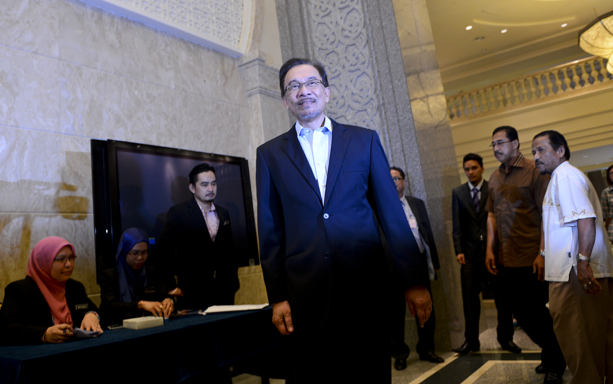 Opposition leader Datuk Seri Anwar Ibrahim arriving at the Place of Justice in Putrajaya this morning. Today is the prosecution's turn to answer points raised by the defence in Anwar's Sodomy II trial.  – The Malaysian Insider pic by Nazir Sufari, October 31, 2014.