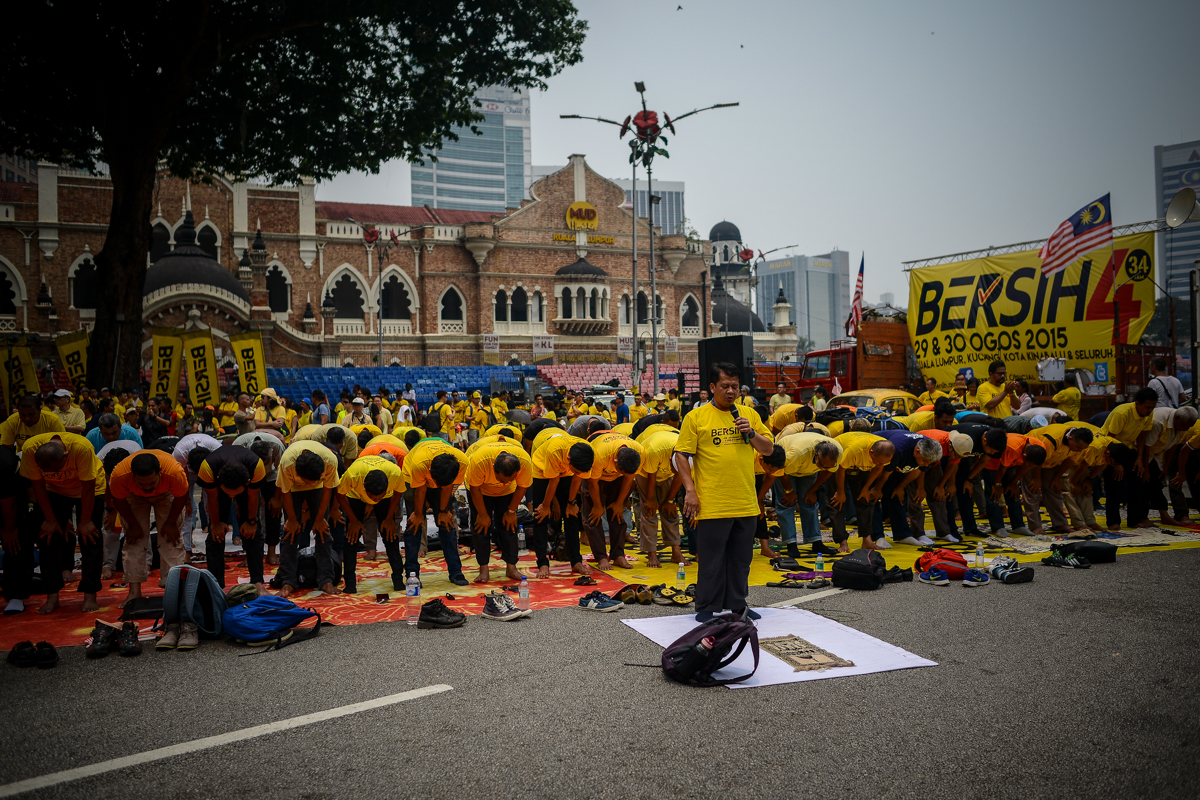 Muslim Bersih 4 participants perform Zohor prayers near the main stage. – The Malaysian Insider pic by Afif Abd Halim, August 30, 2015.