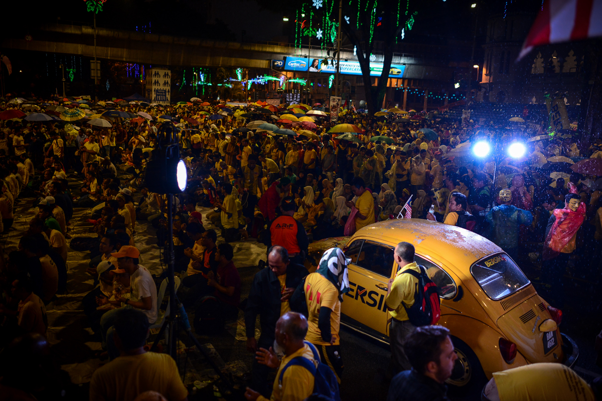 Rally goers performing their evening prayers around Dataran Merdeka. Speeches will resume at 9pm. – The Malaysian Insider pic by Afif Abd Halim, August 30, 2015.