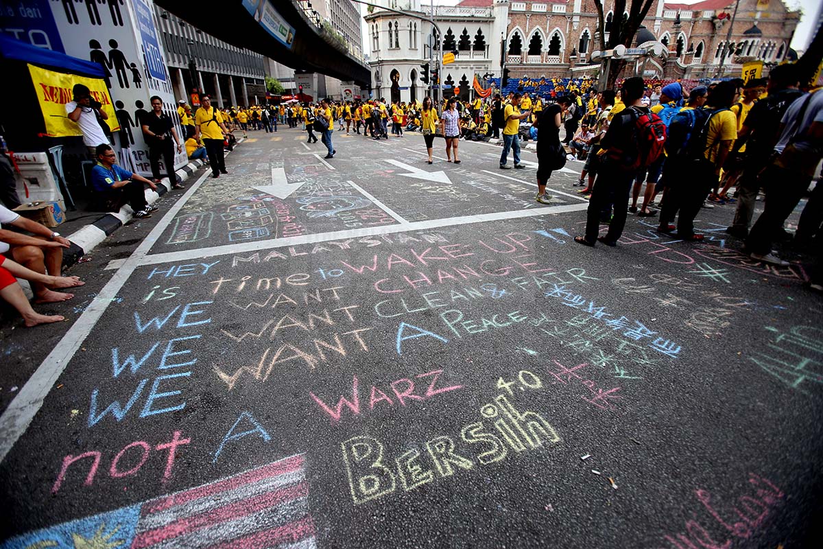 Protesters scrawled slogans with coloured chalk on roads around Dataran Merdeka. – The Malaysian Insider pic by Kamal Ariffin, August 30, 2015.