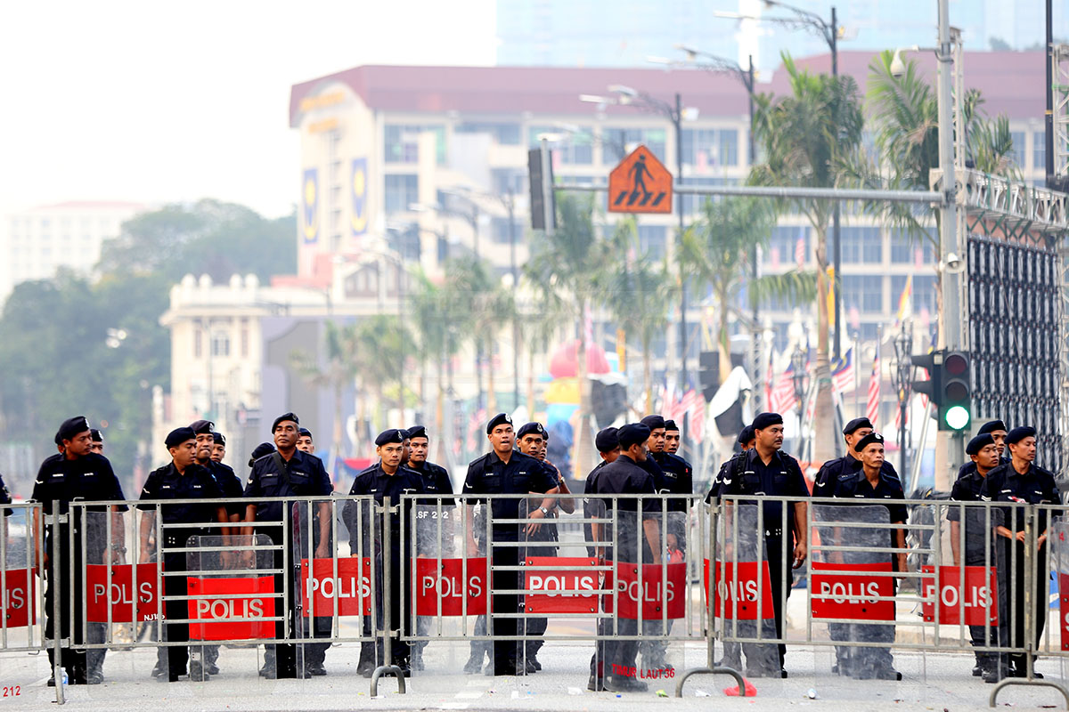 Police are set up behind the barricade around Dataran Merdeka. – The Malaysian Insider by Kamal Ariffin, August 30, 2015.