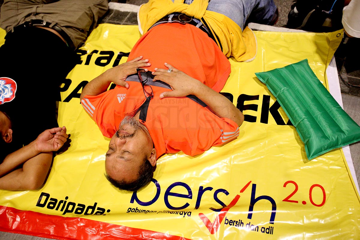 Rally goers bedding down for the night near Dataran Merdeka. – The Malaysian Insider pic by Kamal Ariffin, August 30, 2015.