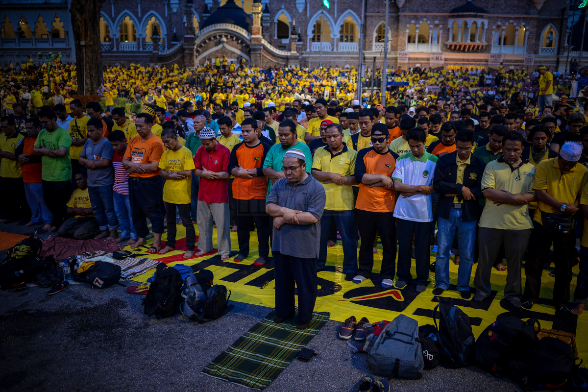 Muslim rally goers praying near Dataran Merdeka. – The Malaysian Insider pic by Afif Abd Halim, August 29, 2015.