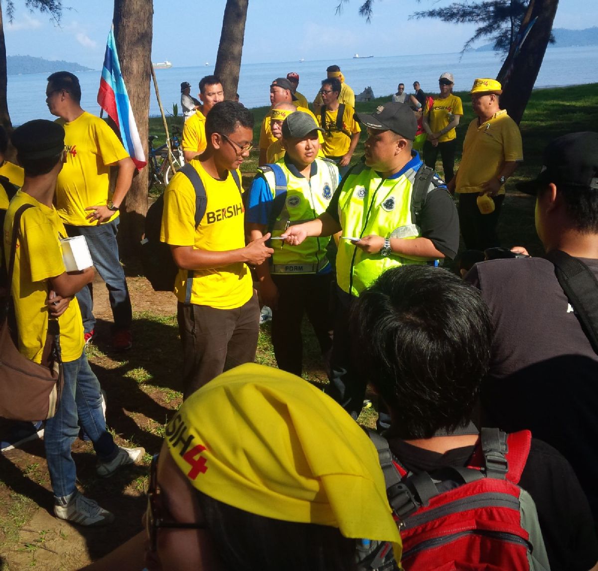 Police taking down some particulars from Bersih 4 protesters in Taman Teluk Likas Dua, Sabah. – The Malaysian Insider pic by Sheridan Mahavera, August 30, 2015.