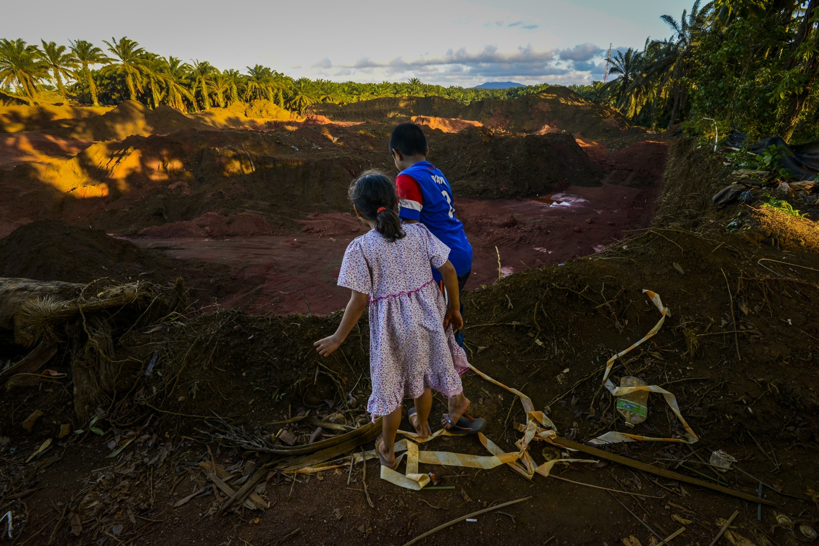 Two children play near a bauxite mining site in Felda Bukit Goh, Kuantan. Villagers say their complaints to authorities over the pollution from mining activities have fallen on deaf ears. – The Malaysian Insider pic by Afif Abd Halim, January 8, 2016.