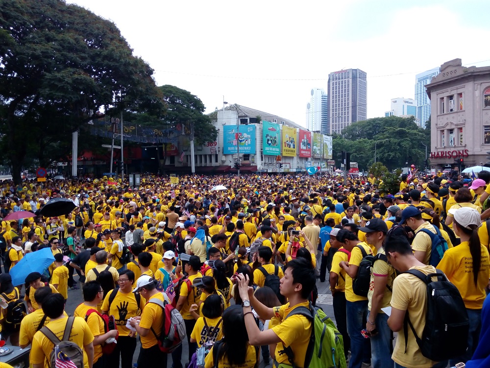 Melihat kesanggupan hadirin Bersih 4 tidur bergelimpangan menunggu sehingga pagi bagi meneruskan perhimpunan 34 jam itu memberikan isyarat ‘tidak baik’ kepada jangka hayat Datuk Seri Najib Razak sebagai perdana menteri. Kehadiran Tun Dr Mahathir Mohamad ke perhimpunan Bersih 4 semalam bukan sahaja ‘mengejutkan’ perserta Bersih 4, tetapi juga perdana menteri. – Gambar The Malaysian Insider oleh Najjua Zulkefli, 30 Ogos, 2015.