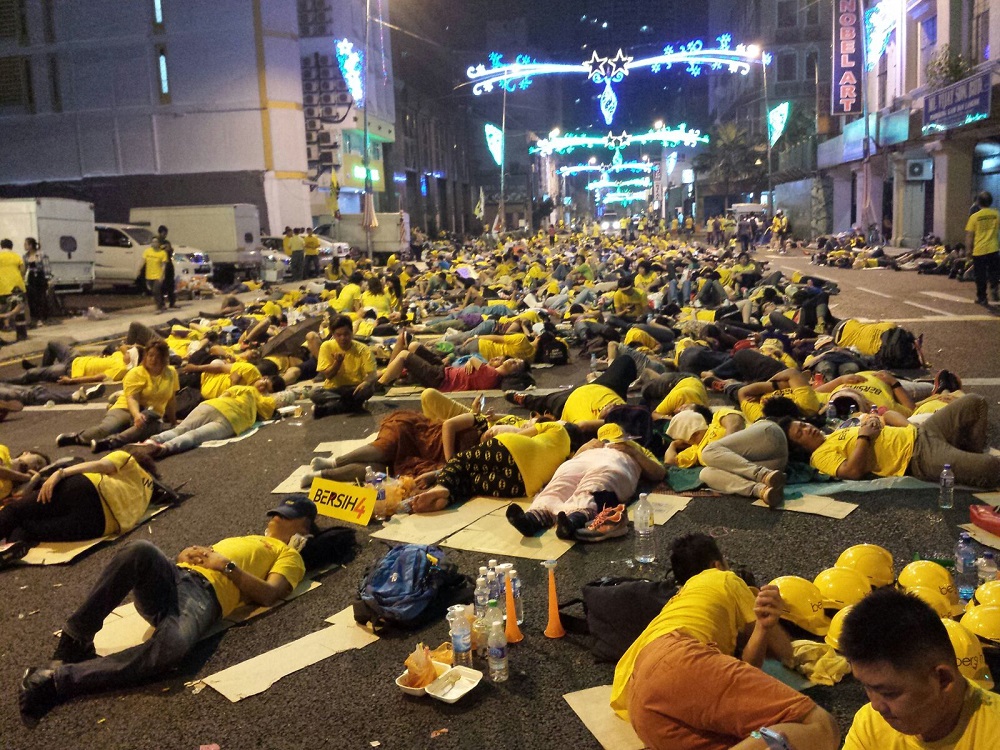 Bersih 4 rally goers sleeping on Jalan Tuanku Abdul Rahman in Kuala Lumpur. – The Malaysian Insider pic, August 30, 2015.