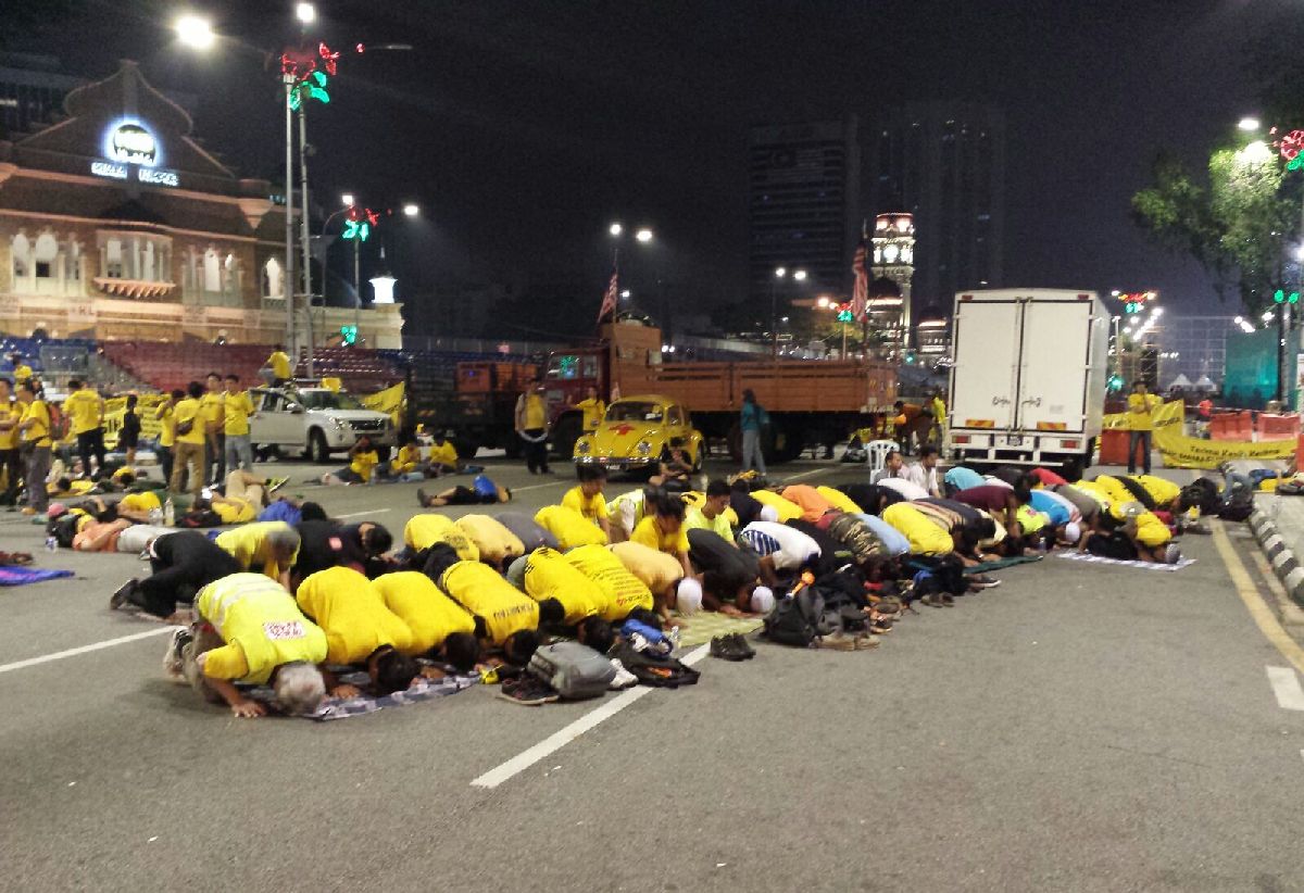 It's dawn and Muslims are following Gerakan Harapan Baru leader Mohamad Sabu in performing the 'solat subuh' morning prayers at the Dataran Merdeka. – The Malaysian Insider pic by Noel Achariam, August 30, 2015.