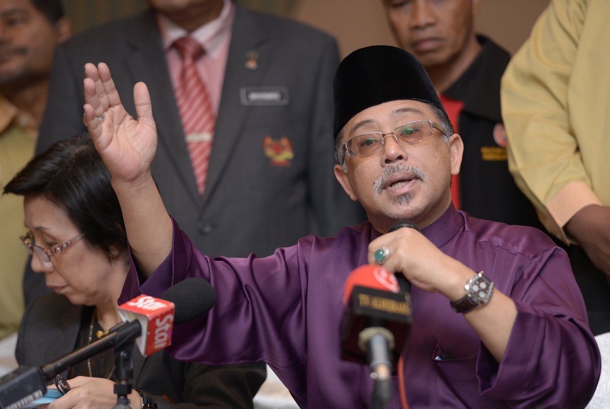 Cuepacs chief Datuk Azih Muda has disagreed with Putrajaya's move to freeze hiring for new jobs in the civil service. – THe Malaysian Insider file pic, March 7, 2016.