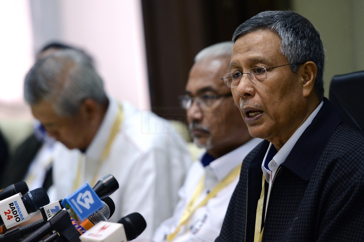 Abdul Aziz (right) says the EC had to postpone the redelineation of electoral boundaries which should have been carried out in 2011. - The Malaysian Insider pic, November 2, 2014.