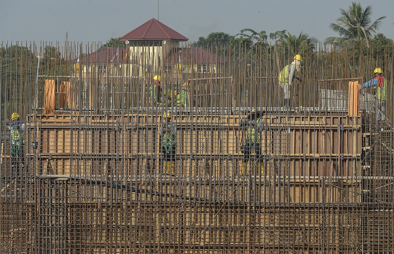 Keputusan kerajaan menghentikan pengambilan baharu pekerja asing perlu dilaksanakan sebaik mungkin bagi mengelak terjejasnya sektor industri dan sektor lain yang memerlukan tenaga kerja, kata Menteri Perdagangan Antarabangsa dan Industri Datuk Seri Mustapa Mohamed. – Gambar fail The Malaysian Insider, 13 Mac, 2016.