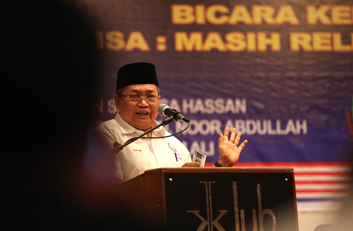  Presiden Perkasa Datuk Ibrahim Ali bercakap pada forum Akta Keselamatan Dalam Negeri dan Akta Hasutan di K Klub, Kuala Lumpur, hari ini. Beliau memberitahu Akta Hasutan digubal demi melindungi kaum Cina dan India, bukannya Melayu. – Gambar The Malaysian Insider oleh Afif Raiezal, 20 September, 2014.