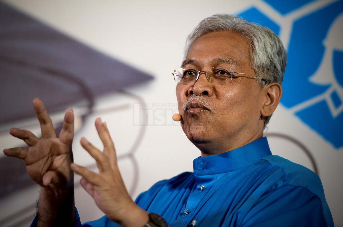  Datuk Seri Idris Jusoh berkata cadangan melanjutkan tempoh persaraan bagi profesor berstatus kontrak di universiti awam perlu mendapat kelulusan Jabatan Perkhidmatan Awam. – Gambar fail The Malaysian Insider, 2 Mac, 2016.