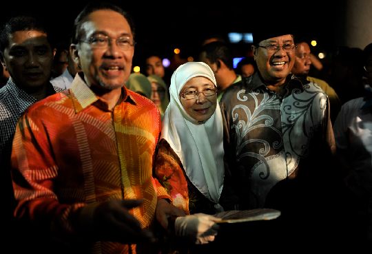 PKR leaders (from left) Datuk Seri Anwar Ibrahim, Datuk Seri Dr Wan Azizah Wan Ismail and Tan Sri Abdul Khalid Ibrahim celebrating Dr Wan Azizah's victory in the Kajang by-election last night. The victory does not resolve the Selangor menteri besar question. – The Malaysian Insider pic, March 24, 2014.