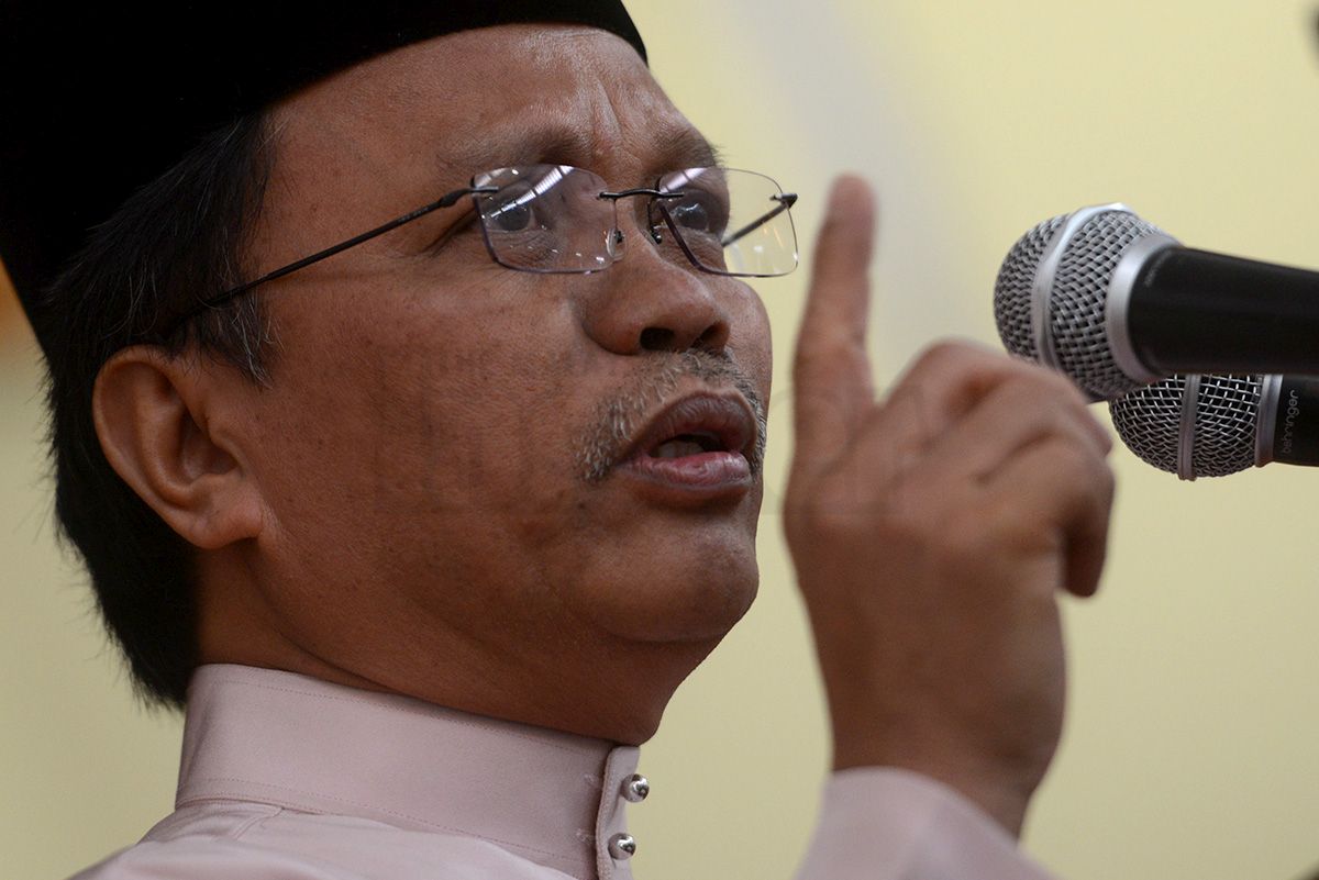 Datuk Seri Shafie Apdal berkata skandal kewangan negara menyebabkan rakyat memandang hina kepada Umno dan menjejaskan imej negara di mata dunia. – Gambar  fail The Malaysian Insider, 5 Mac, 2016.