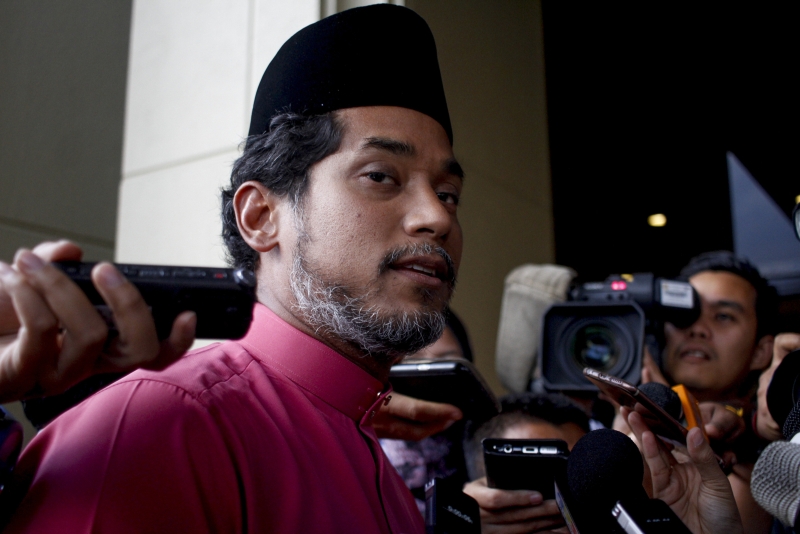 Pertikaian antara bekas pemain bola sepak kebangsaan dengan syarikat produksi filem Ola Bola tidak perlu diperbesarkan, kata Menteri Belia dan Sukan Khairy Jamaludin. – Gambar fail The Malaysian Insider, 28 Februari 2016. 