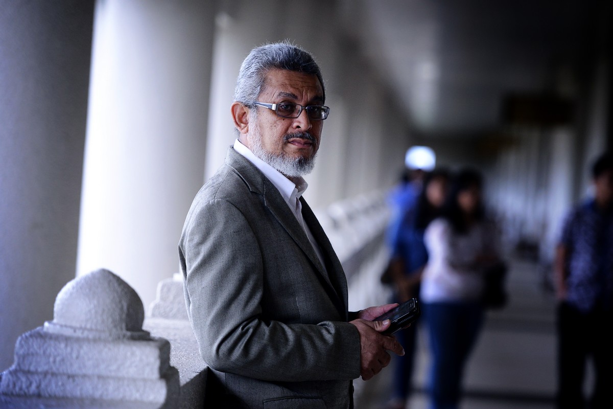 Shah Alam MP Khalid Samad arrives at the Sessions Court in Jalan Duta today. Khalid claimed trial over a sedition charge regarding remarks about the Selangor Islamic Religious Council (Mais) and the Selangor Sultan. – The Malaysian Insider pic by Afif Abd Halim, August 26, 2014.