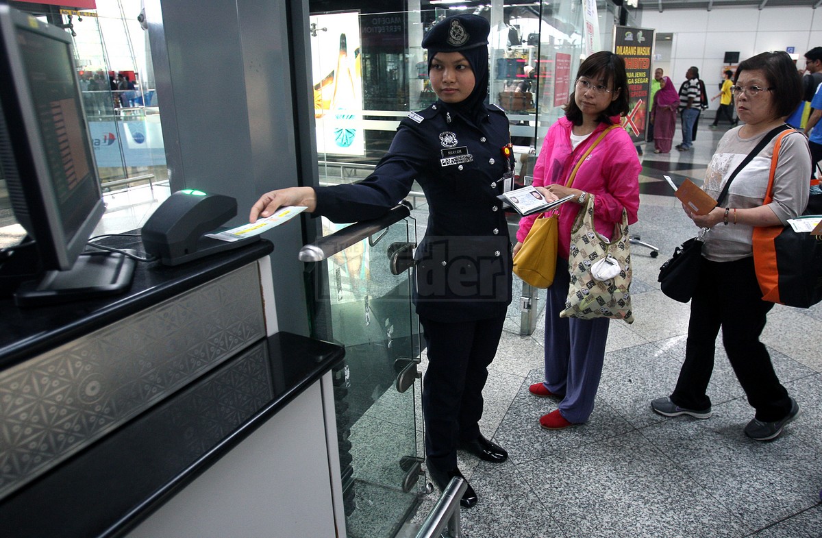 Polis meningkatkan kawalan keselamatan di pusat beli-belah, pusat hiburan, lokasi pelancongan dan pintu keluar masuk negara seperti lapangan terbang serta pelabuhan-pelabuhan di Selangor. – Gambar fail The Malaysian Insider, 16 Januari, 2016.