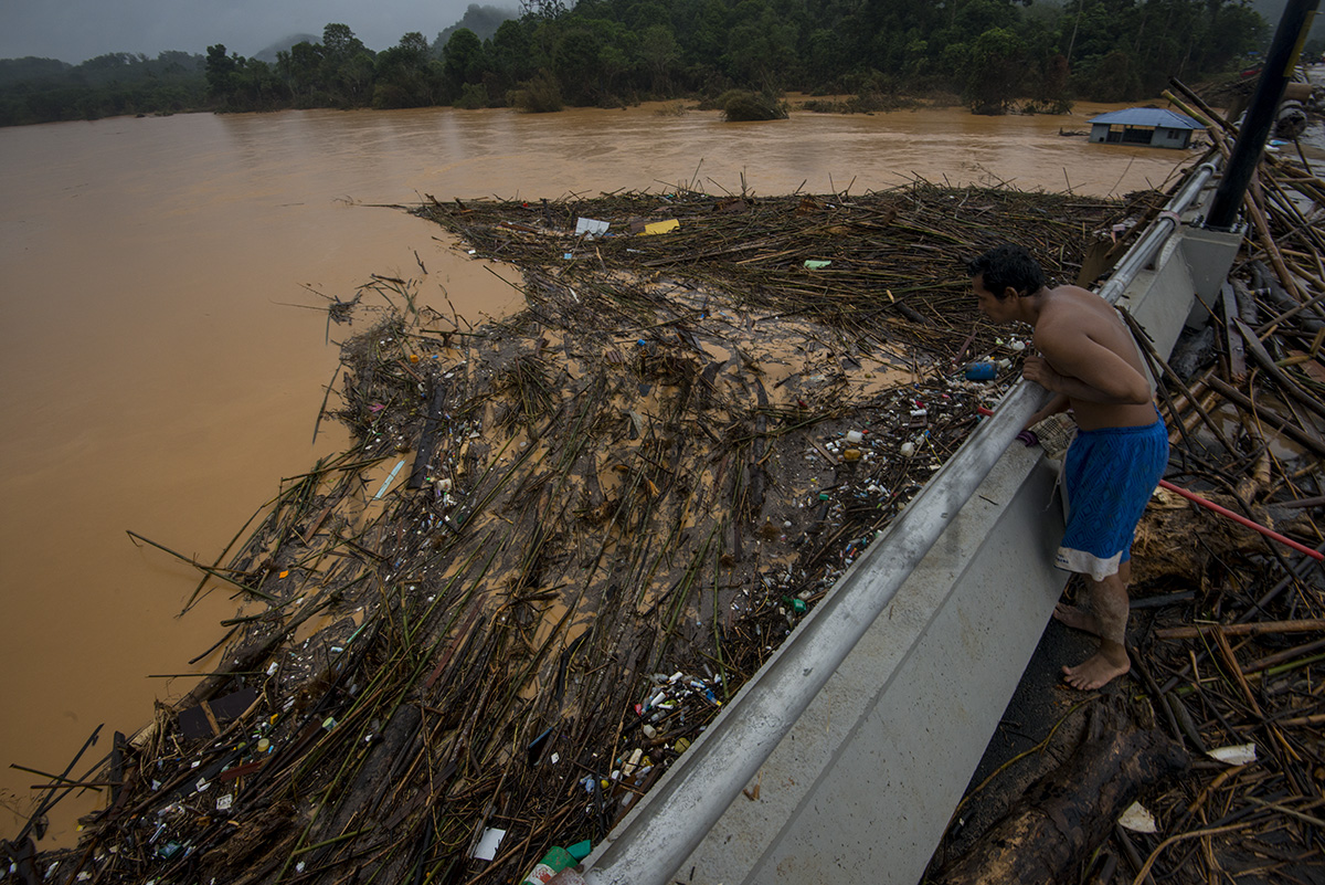 Kejadian jambatan pecah dan roboh sehingga masyarakat pedalaman terputus hubungan disebabkan pembuangan sisa kayu balak ke dalam sungai, kata Pengerusi Badan Perhubungan Umno Kelantan Datuk Seri Mustapa Mohamed. – Gambar fail The Malaysian Insider, 2 Januari, 2016.