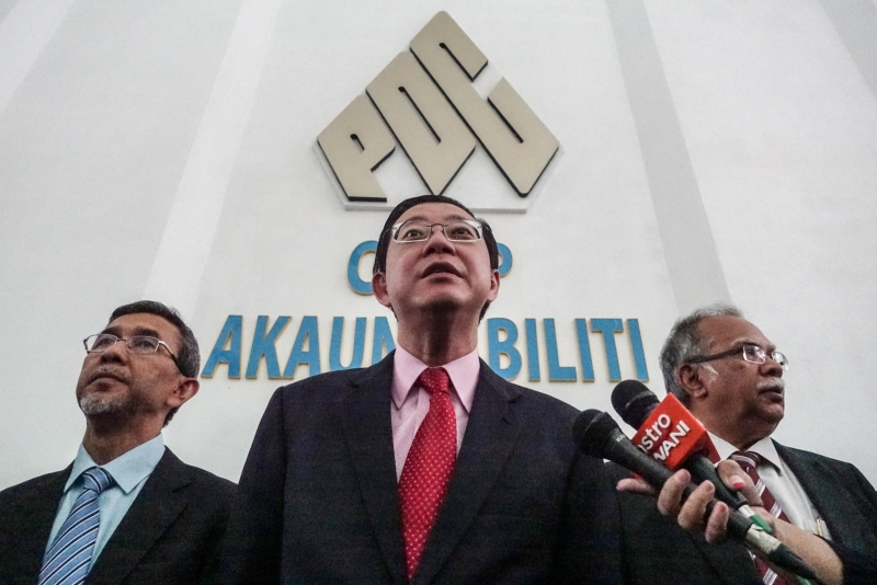 Penang Chief Minister Lim Guan Eng flanked by his deputies Datuk Rashid Hasnon (left) and Dr P. Ramasamy in Bayan Baru today. Lim says he expects reps from the state's ruling coalition to toe the line, responding to the decision to sack two PKR reps from state-owned companies. – The Malaysian Insider pic by Hasnoor Hussain, February 22, 2016.