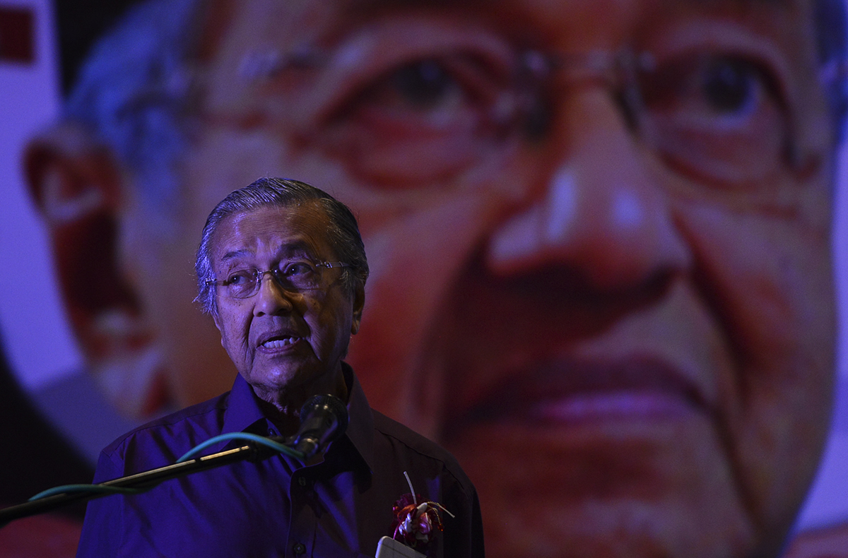 Former prime minister Tun Dr Mahathir Mohamad continues his attacks against the Najib administration, saying that most of the people at the recent 'red shirt' rally were from Umno and Felda. – The Malaysian Insider pic, September 26, 2015.