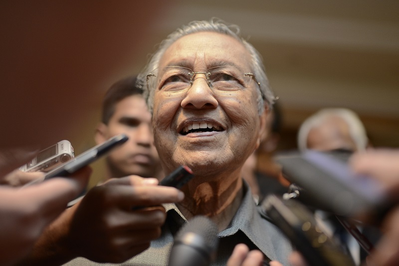 Bekas perdana menteri Tun Dr Mahathir Mohamed berkata, Datuk Seri Najib Razak perlu meletak jawatan bagi membolehkan Malaysia mendapatkan semula reputasinya. – Gambar fail The Malaysian Insider, 5 Februari, 2016.