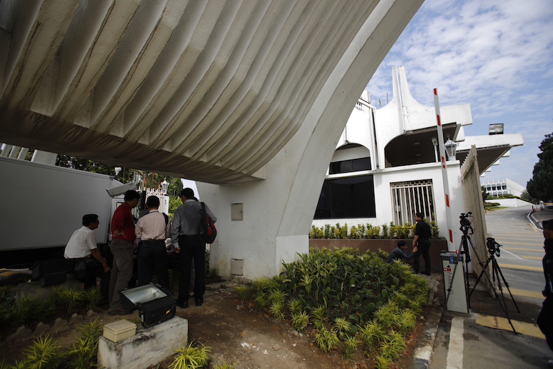 Members of the media were denied entrance to Parliament yesterday when the final audit report on debt-ridden 1MDB was submitted. – The Malaysian Insider pic, March 5, 2016.