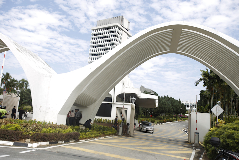 Members of the media wait outside Parliament during the tabling of the auditor-general's final report on 1Malaysia Development Berhad (1MDB). Public Accounts Committee member Tony Pua says the report has been classified under the Official Secrets Act (OSA) 1972. – The Malaysian Insider pic by Kamal Ariffin, March 4 2016.