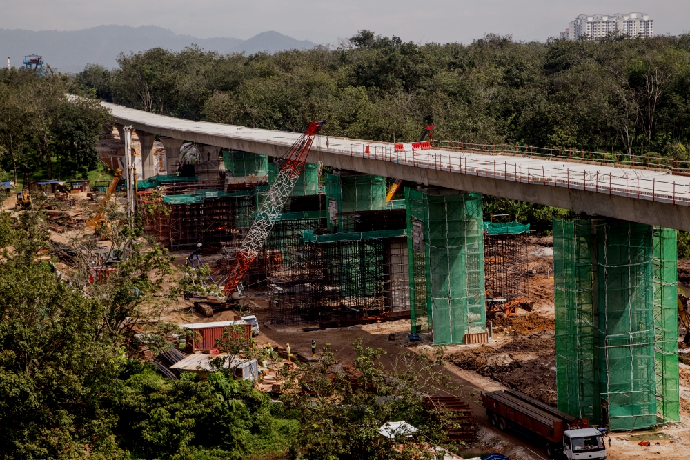 Kren yang dinaiki mangsa dipercayai mengalami kerosakan sistem hidraulik menyebabkan 'skylift' berkenaan meluncur dan melanggar besi pada stesen MRT, mengakibatkan mangsa tersepit, kata Ketua Polis Daerah Sungai Buloh Superintenden Mohd Rozi Jidin. – Gambar fail The Malaysian Insider, 24 Februari, 2016.