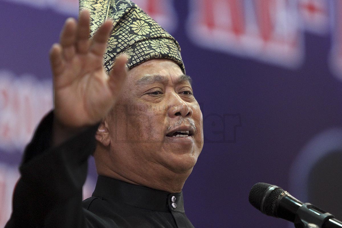 Umno deputy president Tan Sri Muhyiddin Yassin vows to keep speaking for what is right despite the party’s move to bar him from officiating the wings’ assemblies next month. – The Malaysian Insider file pic, November 25, 2015. 