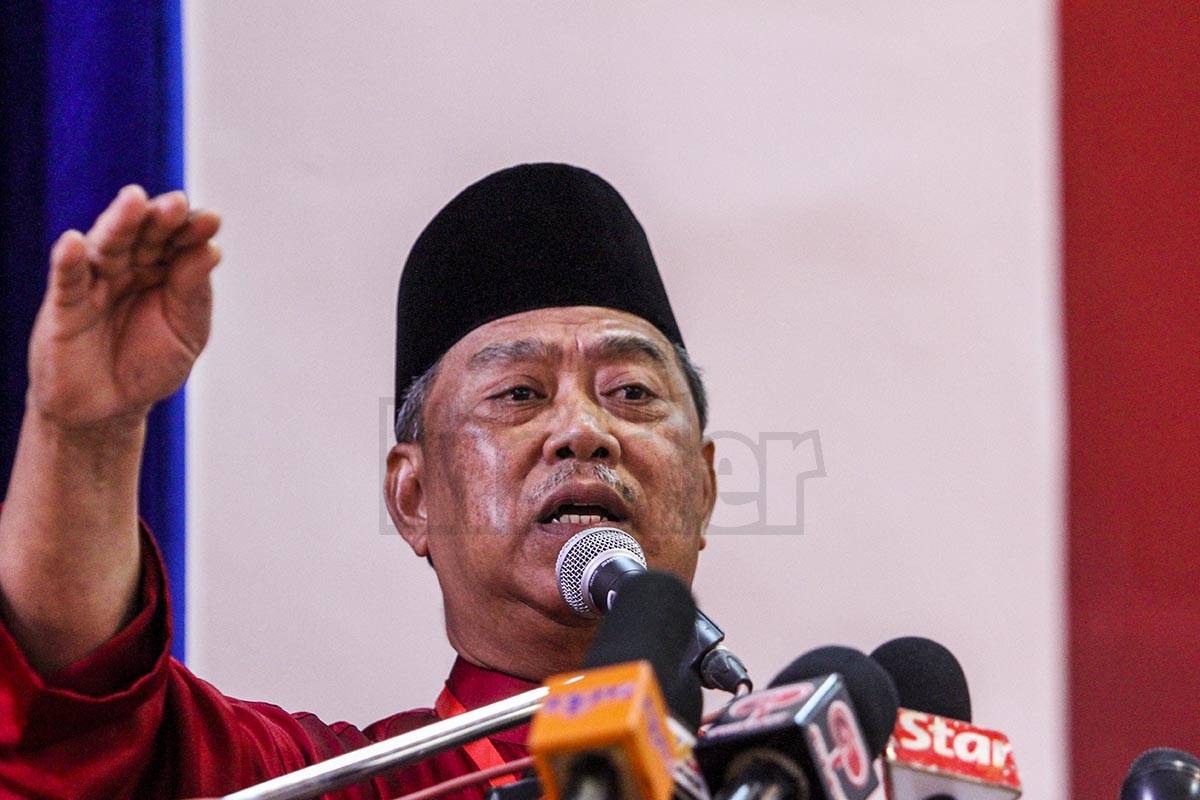 Tan Sri Muhyiddin Yassin berucap di majlis perasmian mesyuarat Umno Bahagian Pagoh di Dewan Pekembar, Pagoh, Johor, hari ini. Beliau menegaskan, tidak pernah menggunakan saluran luar bagi membangkitkan isu berkenaan 1MDB, sebaliknya menggunakan platform mesyuarat dalam Kabinet mahupun parti. – Gambar The Malaysian Insider oleh Seth Akmal, 8 Ogos, 2015.