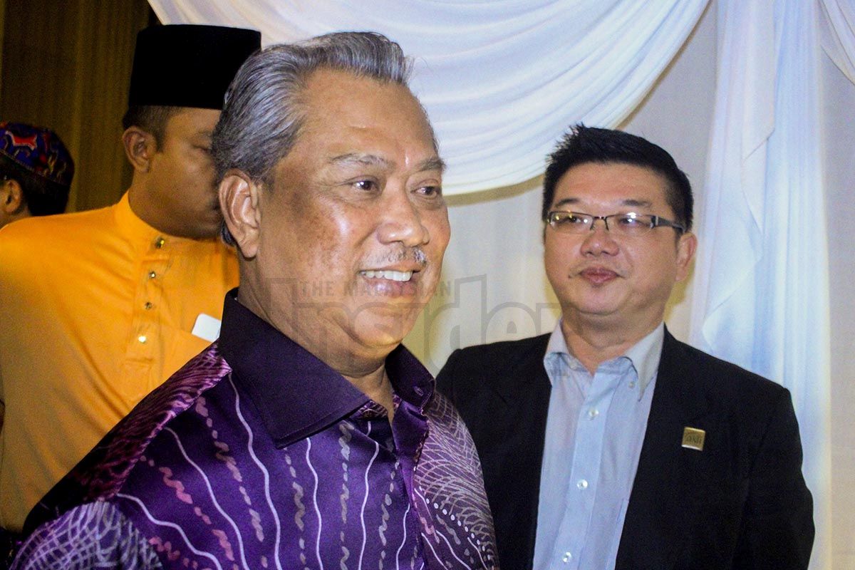  Tan Sri Muhyiddin Yassin (tengah) melambai kepada hadirin di Rumah Terbuka CIMB di Hotel Hilton, Kuala Lumpur semalam. – Gambar The Malaysian Insider oleh Seth Akmal, 28 Julai, 2015.