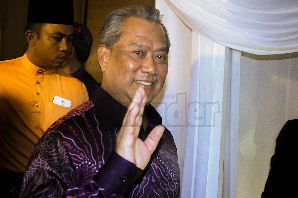 Timbalan Perdana Menteri Tan Sri Muhyiddin Yassin ketika diminta mengulas isu 1Malaysia Development Berhad sekadar tersenyum dan mengangkat tangan sebagai tanda enggan memberikan komen. – Gambar oleh The Malaysian Insider Seth Akmal, 27 Julai, 2015.