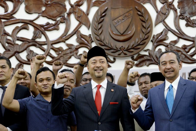 Datuk Seri Mukhriz Mahathir leaving Wisma Darul Aman in Alor Star, Kedah yesterday. A Cabinet member says the removal of the menteri besar is not related to the prime minister. – The Malaysian Insider pic by Hasnoor Hussain, February 4, 2016.