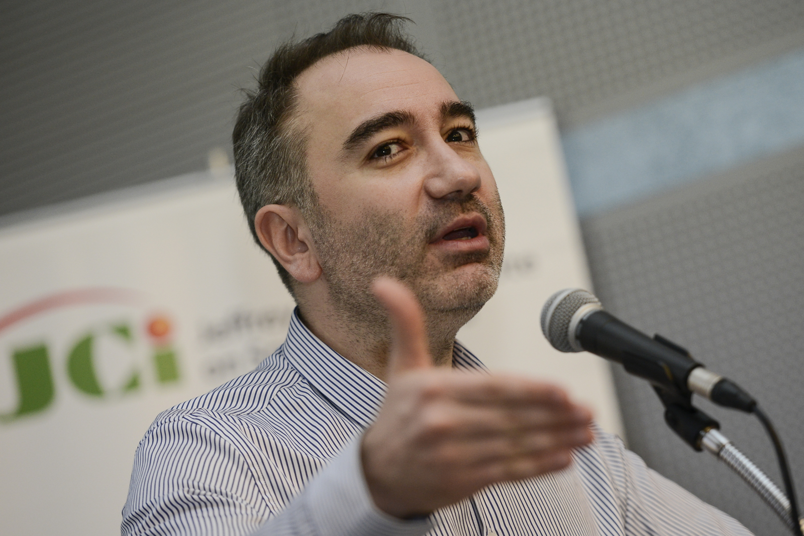 Penulis Turki Mustafa Akyol bercakap pada forum ‘Adakah Politik Islam Ancaman Demokrasi’ di Universiti Sunway di Petaling Jaya, Selangor, semalam. Beliau berkata, penghinaan kepada agama Islam tidak sepatutnya selesaikan dengan undang-undang tetapi perlu dibalas secara intelektual.– Gambar The Malaysian Insider oleh Nazir Sufari, 26 Januari, 2016.