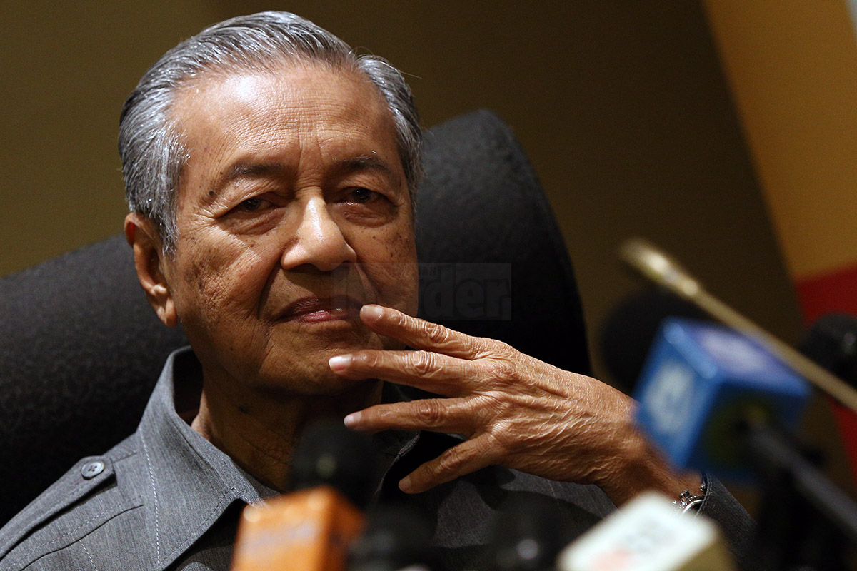 Tun Dr Mahathir Mohamad berkata beliau percaya Umno keluar amaran kepadanya apabila ketua penerangan baharu berkata, beliau boleh ditangkap kerana kritikannya terhadap Datuk Seri Najib Razak dan Peguam Negara Tan Sri Mohamed Apandi Ali. – Gambar fail The Malaysian Insider, 15 Februari, 2016.