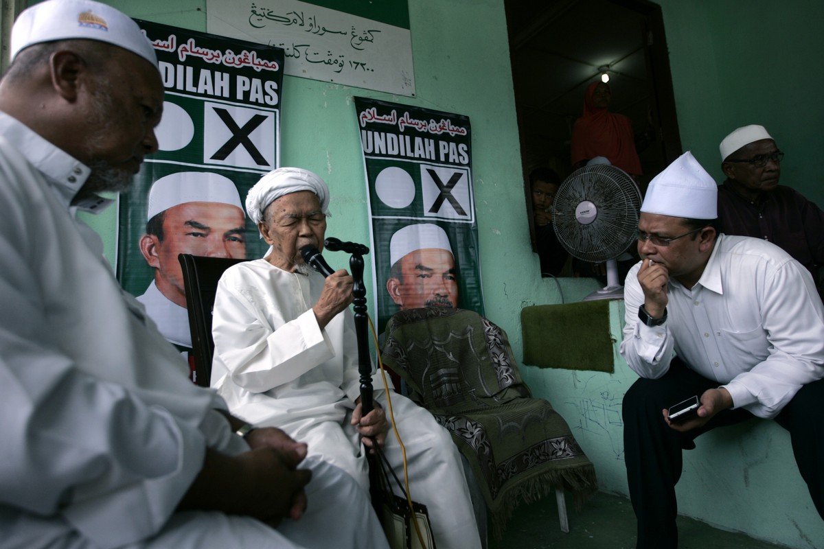 PAS spiritual advisor‎ Datuk Nik Abdul Aziz Nik Mat (centre) said there were too many liberal movements in Islam that had raised strange and deviant ideas. – The Malaysian Insider file pic, October 21, 2014.