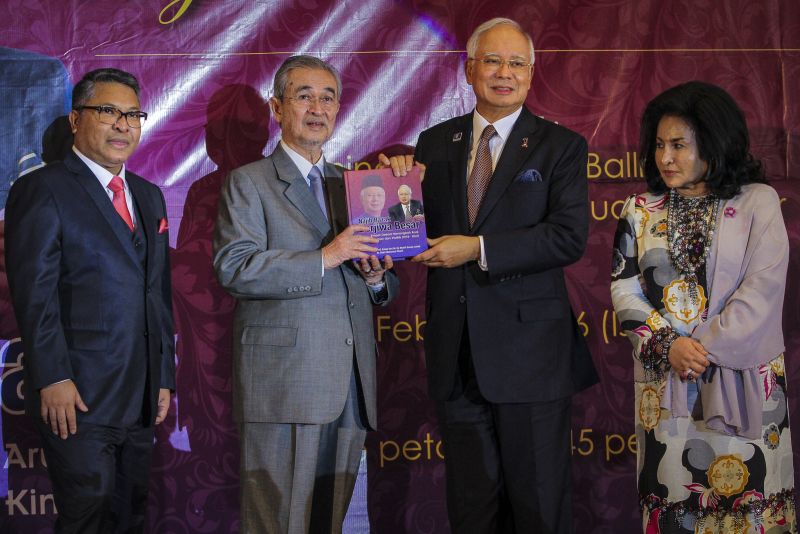 Perdana Menteri Datuk Seri Najib Razak dan isteri, Datin Seri Rosmah Mansor bersama Tun Abdullah Ahmad Badawi (2 dari kiri) pada majlis pelancaran ‘Najib Razak Berjiwa Besar: Empat Dekad Menongkah Arus Kepimpinan dan Politik (1976 - Kini)’, di Kuala Lumpur petang ini. – Gambar The Malaysian Insider oleh Afif Abd Halim, 29 Februari, 2016.