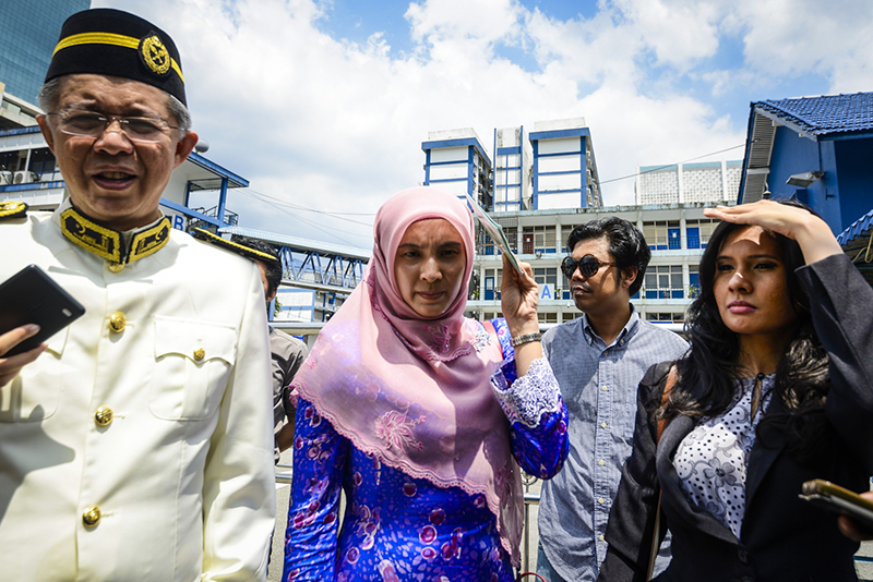 Ahli Parlimen Lembah Pantai Nurul Izzah Anwar, yang ditemani peguamnya Michelle Yesudas berkata, soal siasat dilakukan pihak polis terhadap beliau dan Ahli Parlimen Pandan Rafizi Ramli hari ini merupakan satu tindakan bersifat gangguan bertujuan menimbulkan rasa takut di kalangan rakyat Malaysia. – Gambar The Malaysian Insider oleh Afif Abd Halim, 7 Mac, 2016.