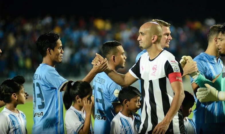 Penang’s Faiz Subri’s (centre, blue jersey) banana free kick during their match against Pahang in the Malaysia Super League has caught the attention of a British newspaper. – Pic courtesy of Liga Super Malaysia, February 17, 2016.