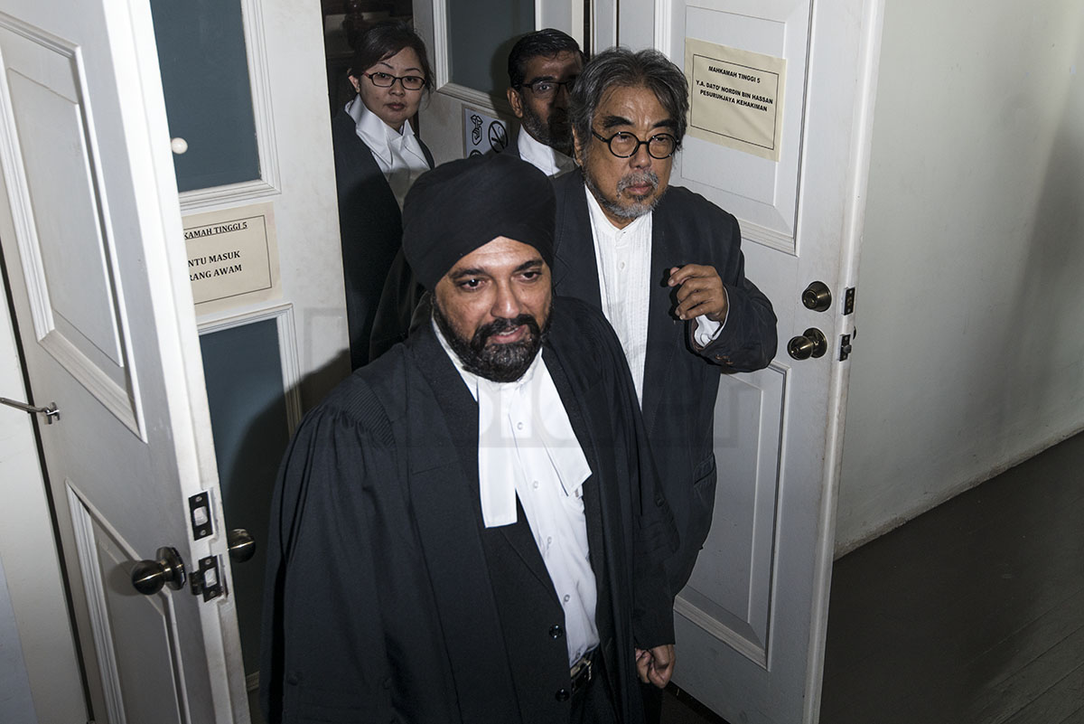 Dr Jimmy Lim (back) and his lawyers leaving the Penang High Court after losing a defamation suit filed by Penang Chief Minister Lim Guan Eng. – The Malaysian Insider pic by Hasnoor Hussain, August 4, 2015.