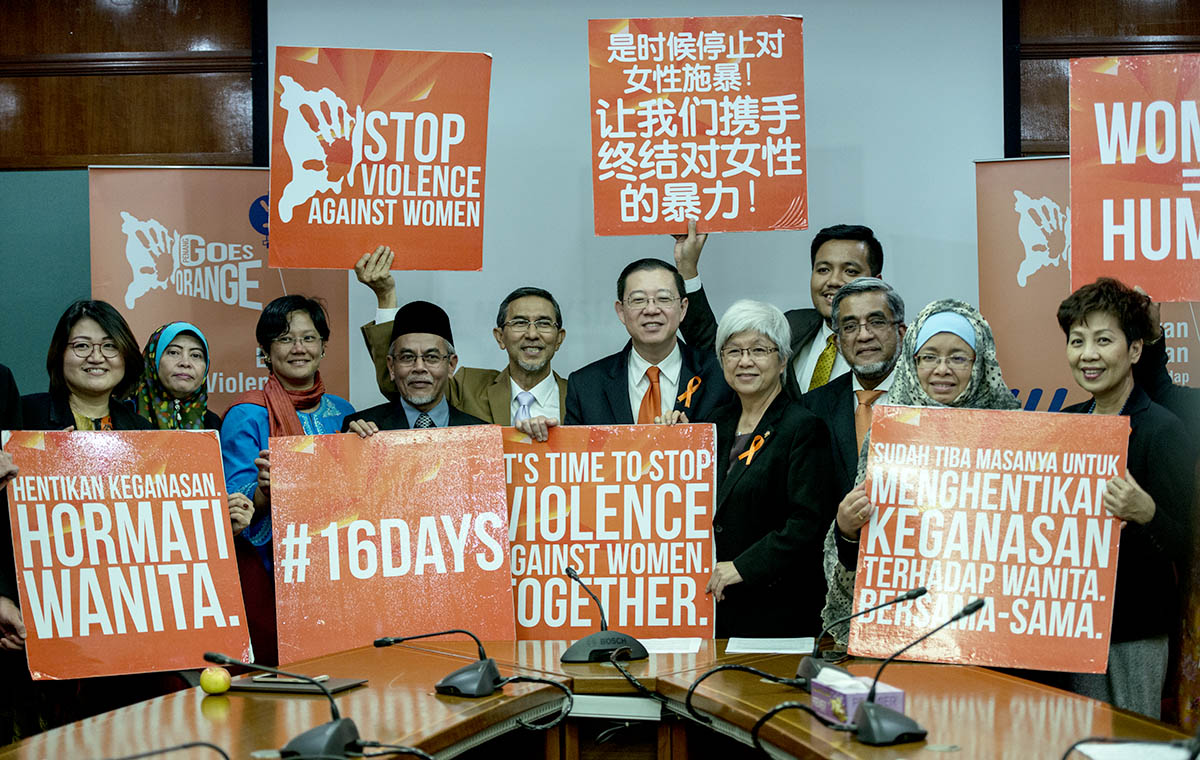 Chief Minister Lim Guan Eng and state representatives hope the Penang Goes Orange flyer campaign will drive home the seriousness of the crime. – The Malaysian Insider pic by Hasnoor Hussain, November 18, 2015.