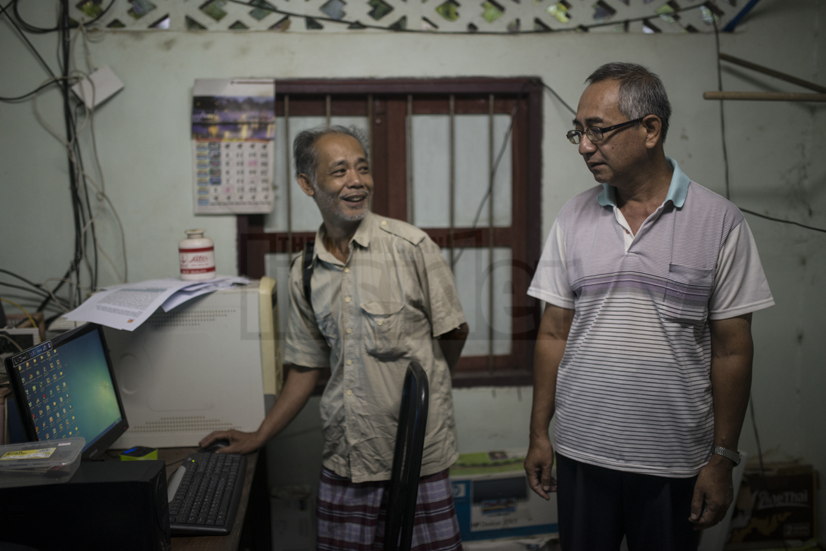 Former CPM members, Yaacob Ibrahim or ‘Bulat’ (left) and Indrajaya Abdullah, 57, known as Anas, who is also Abdullah CD’s son-in-law, continue to keep tabs of events in Malaysia. – The Malaysian Insider pic by Hasnoor Hussain, December 2, 2014. 